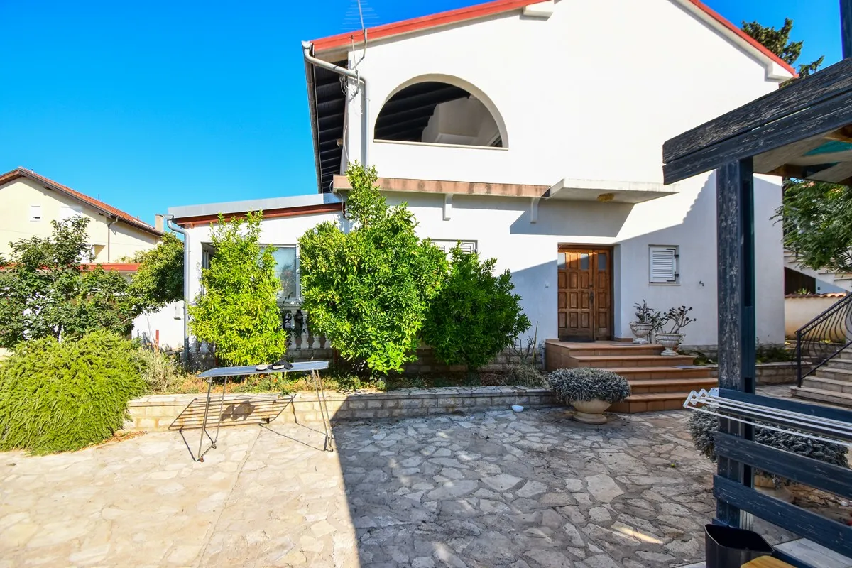top lokacija: kuća blizu mora s 5 apartmana i dvorištem, srima 320 m2 - slika 2