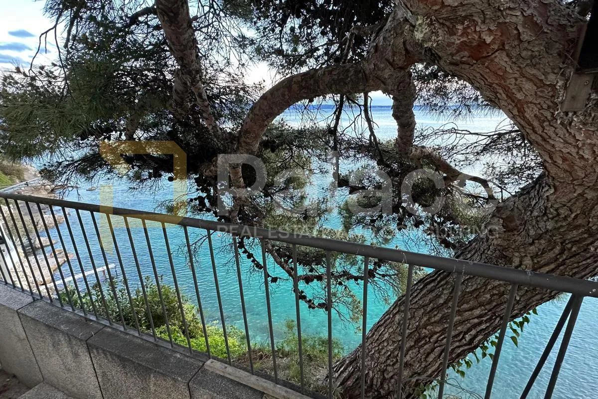 kuća u stobreču, prvi red do mora s otvorenim pogledom i garažom - slika 28