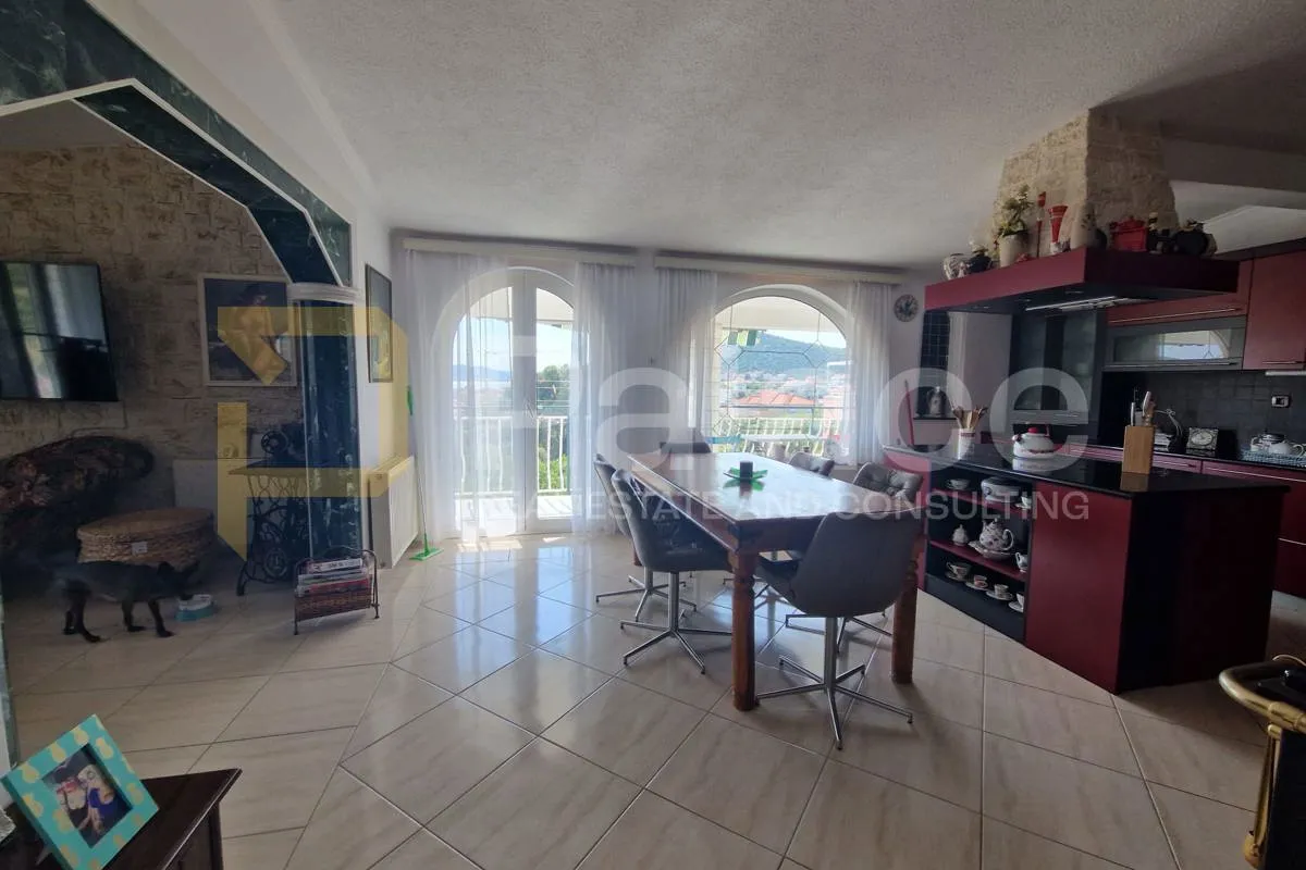seget vranjica, prekrasna apartmanska kuća - slika 25