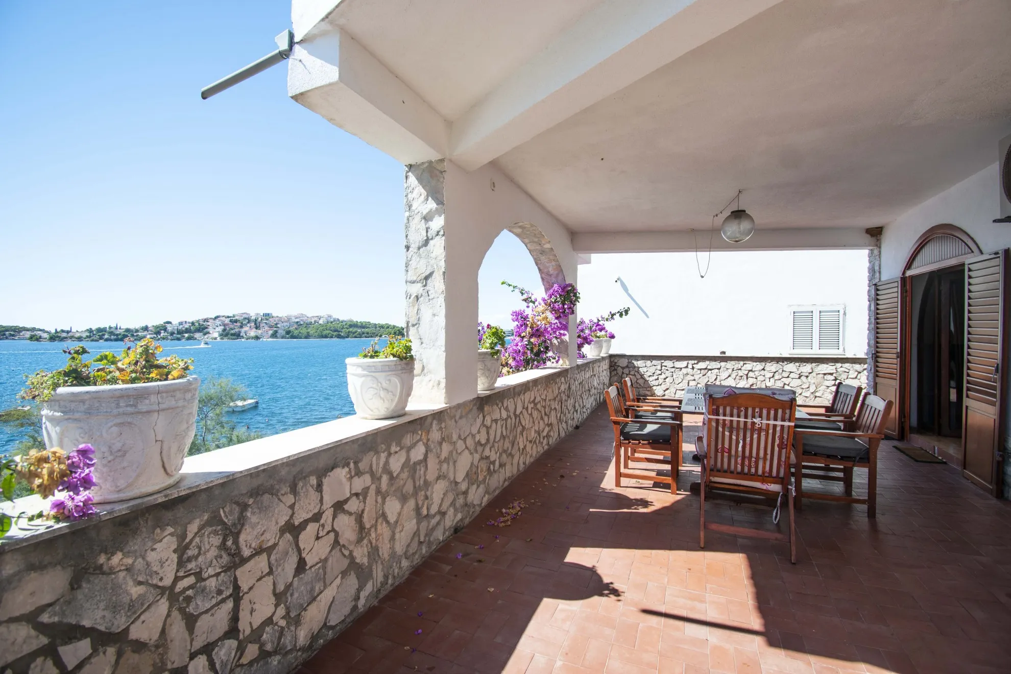 vila u mirnoj uvali s pogledom na cijelu rogoznicu - slika 24