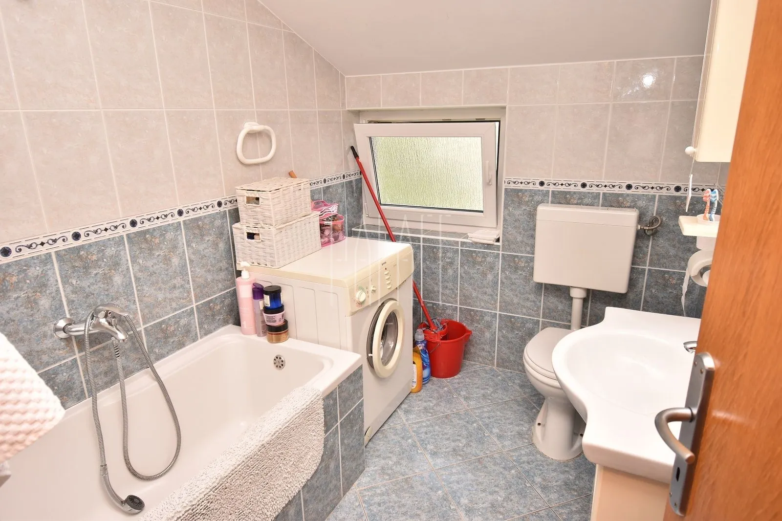 turistički objekt sa 12 apartmana s pogledom na more, srima, 650.00 m2 - slika 7