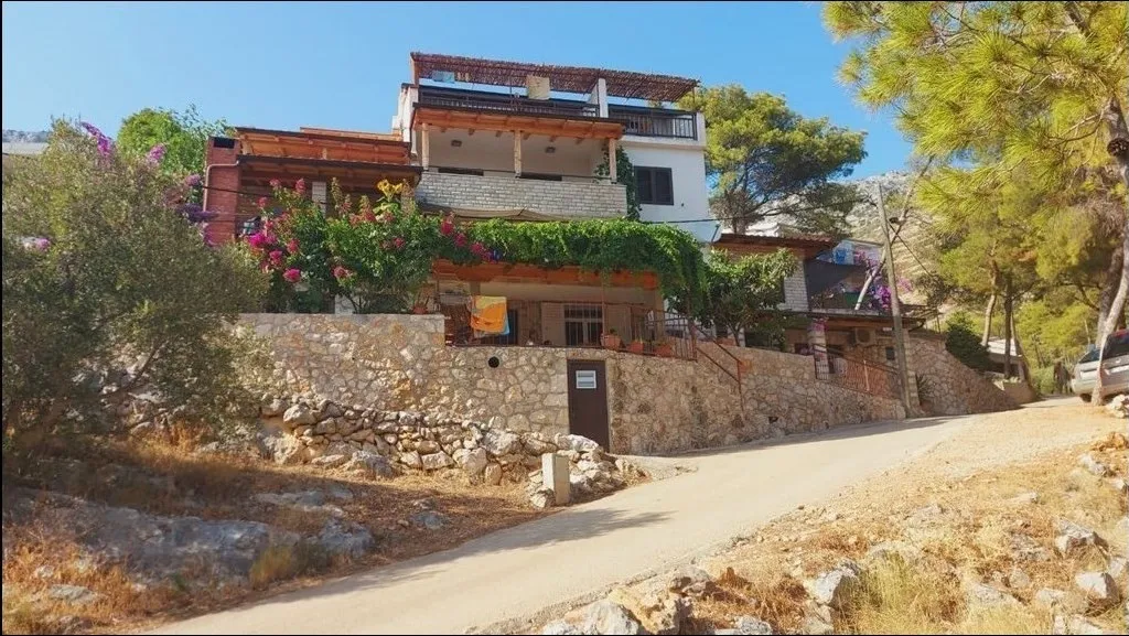 kuća u mirnoj uvali na hvaru - slika 2