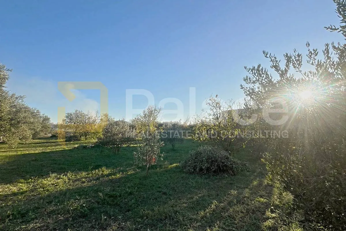 mir i privatnost – građevinsko zemljište 3.300 m², kaštel stari - slika 3