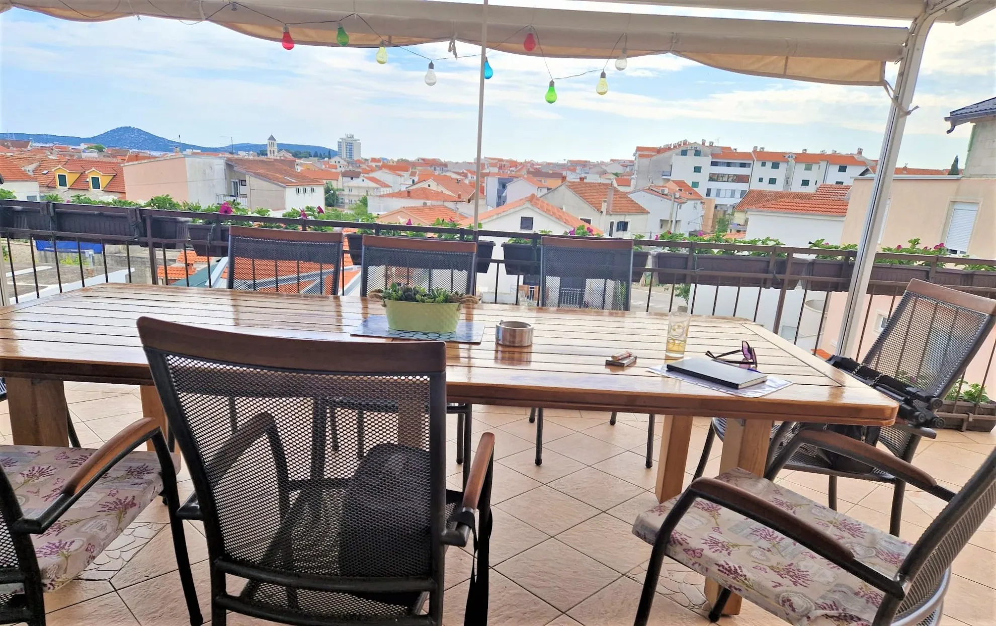 kuća u centru vodica s 5 apartmana i dvorištem 263.00 m2 - slika 13