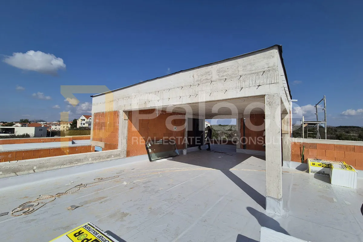 Prostrani stan S4 na prvom katu s terasom i bazenom u Vodicama - Vodice