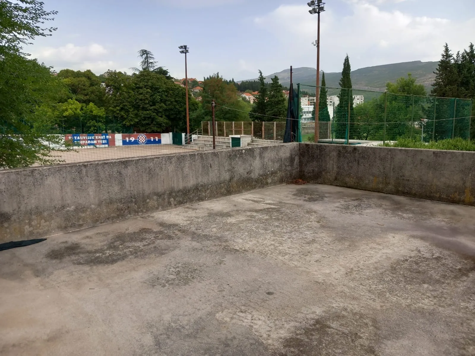 prostran stan u centru drniša s potencijalom! - slika 8