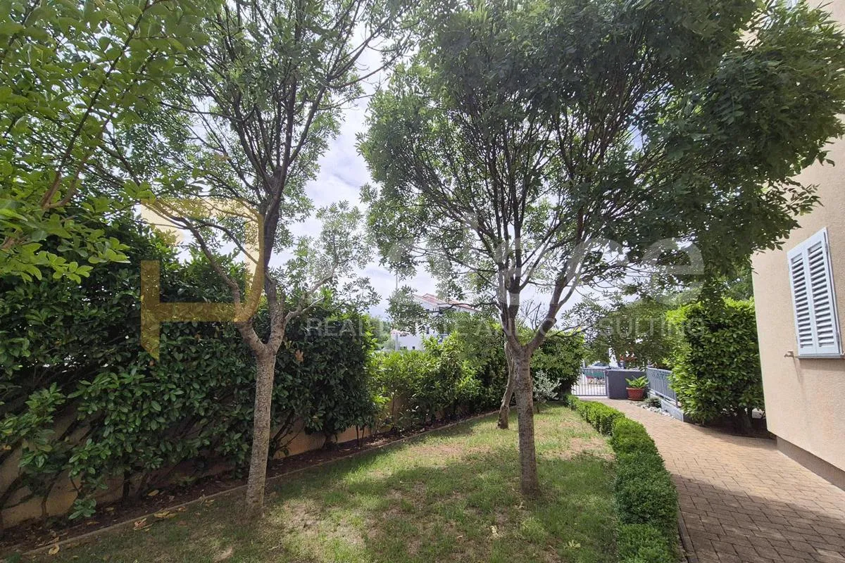 malinska dubašnica stan 61 m² s pogledom na more i okućnicom 285.000 € - slika 13