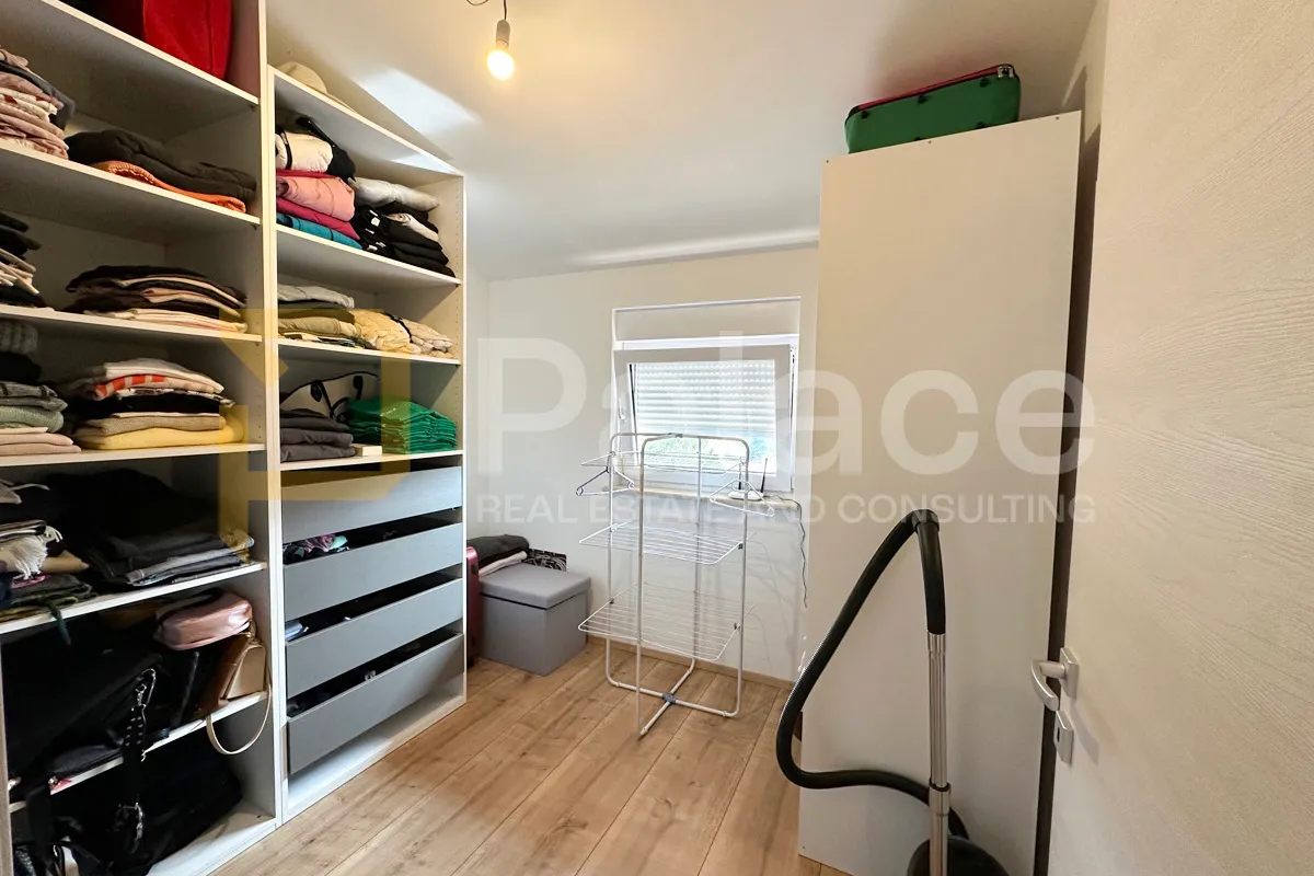 polovica zgrade - 2 stana + potencijal treće jedinice - pula - slika 18
