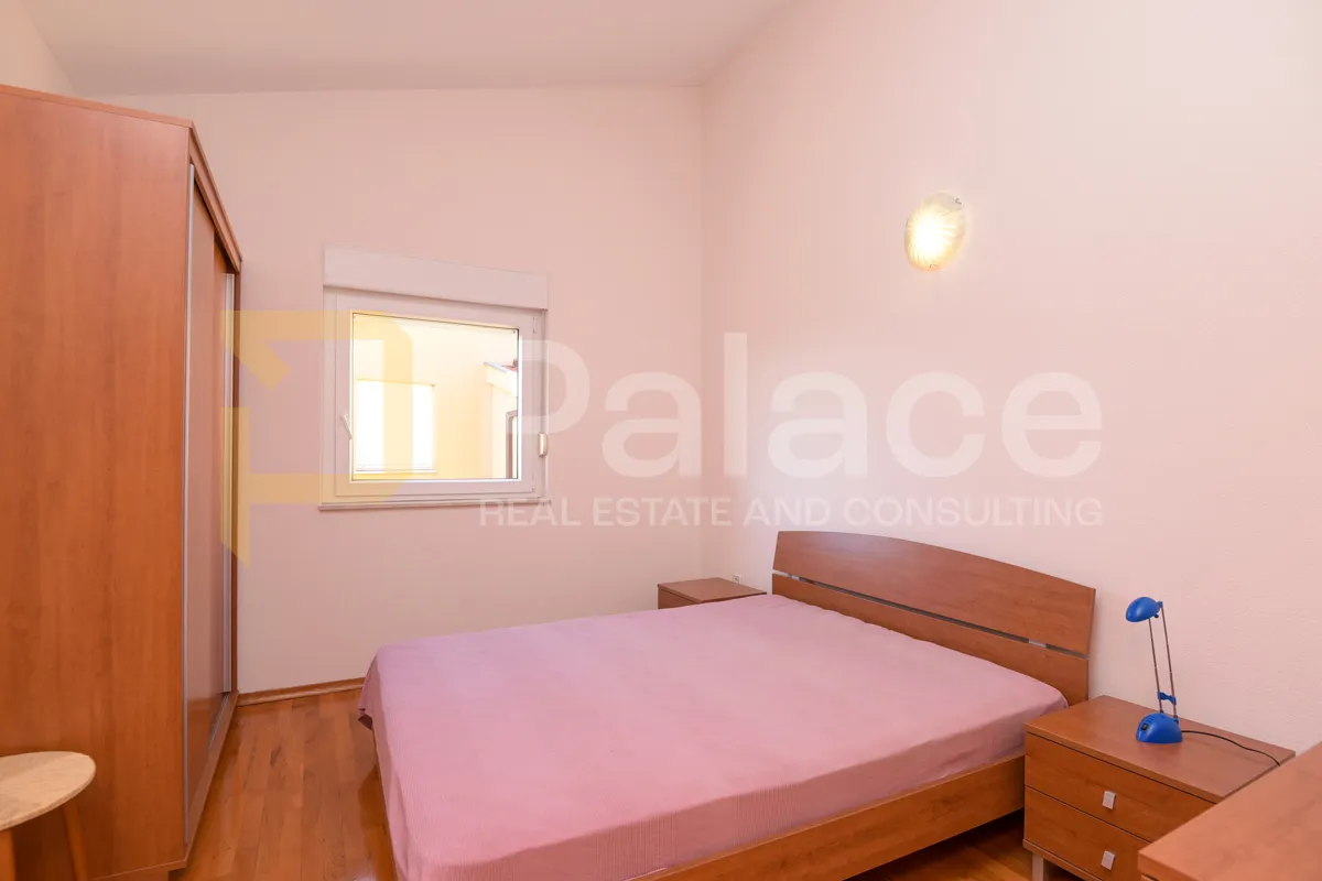 dvosoban stan za najam u zgradi s pogledom na more, rogoznica 74 m2 - slika 10