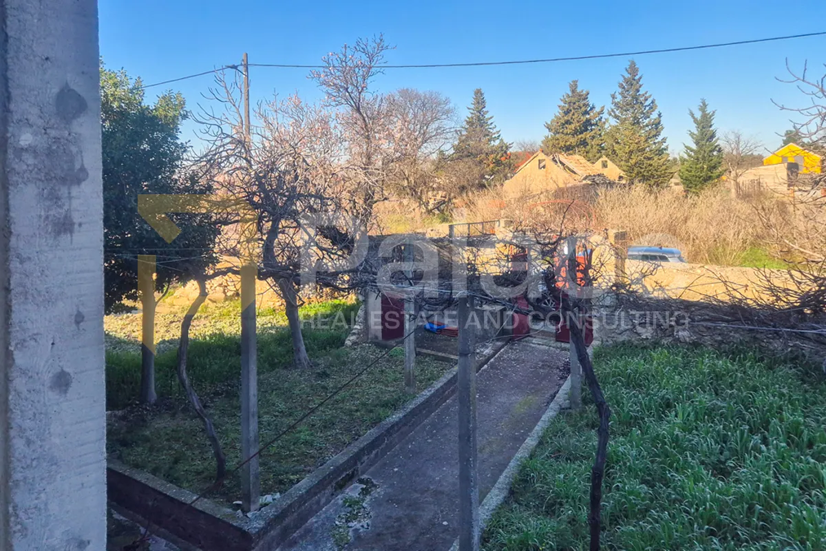 obiteljska kuća s velikom okućnicom, skradin bićine 131 m2 - slika 7