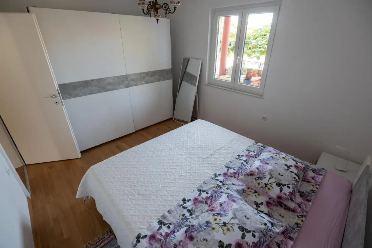 moderno uređena kuća s tri stana - slika 6