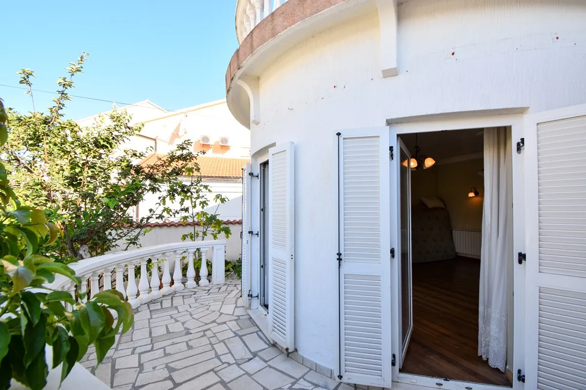 top lokacija: kuća blizu mora s 5 apartmana i dvorištem, srima 320 m2 - slika 10