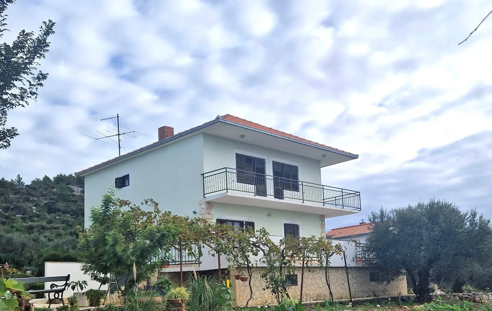 obiteljska kuća s velikom okućnicom i građevinskim zemljištem - slika 10
