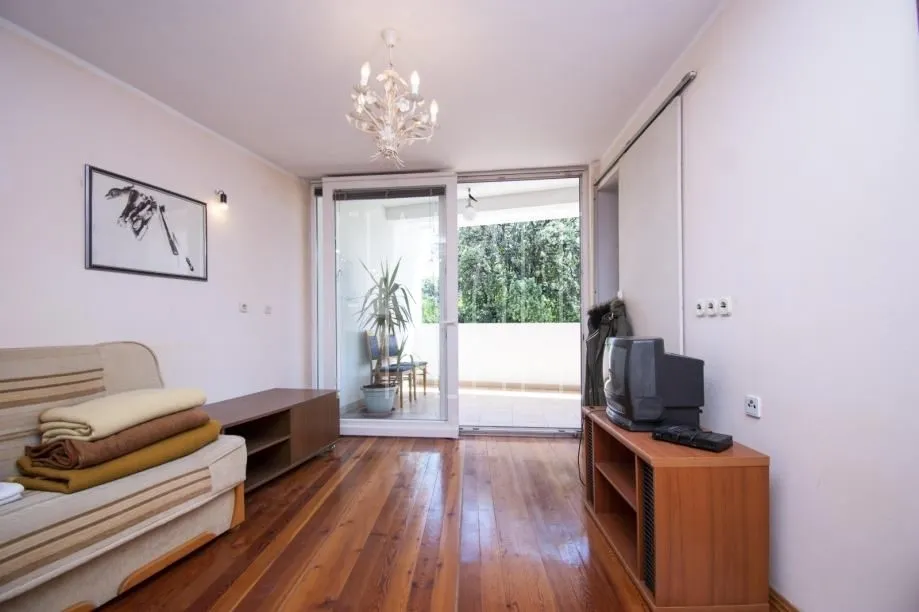 odlična kuća sa 2 stana i poslovnim prostorom u centru vodica, 254.00 m2 - slika 7