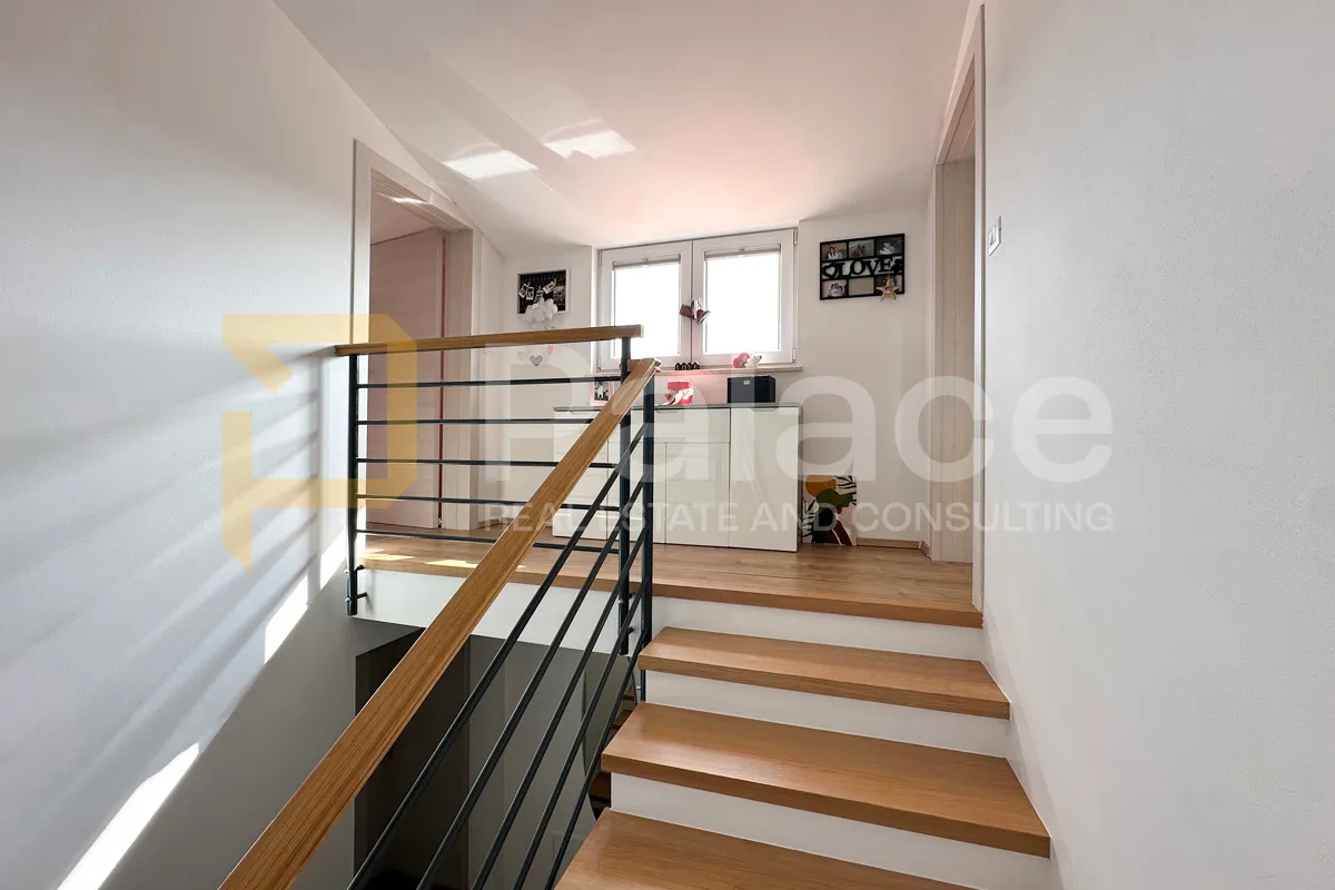 polovica zgrade - 2 stana + potencijal treće jedinice - pula - slika 26