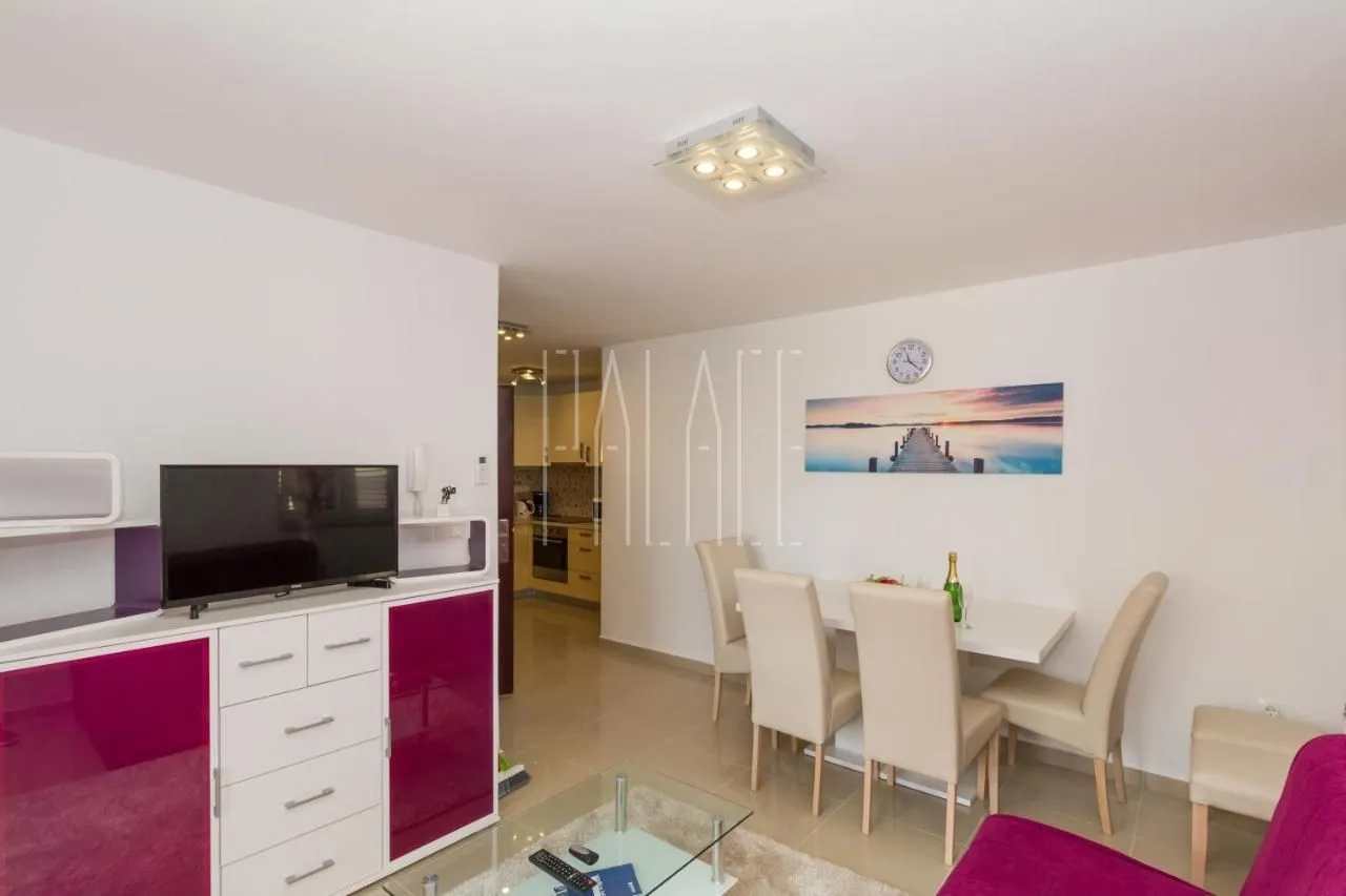 novouređena vila s 5 apartmana u centru vodica, 333.00 m2 - slika 5