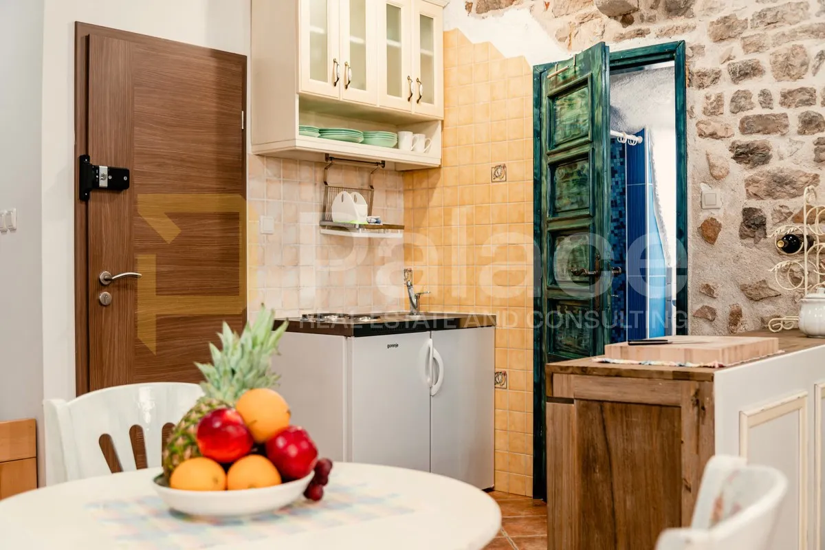 šibenik : dva studio apartmana u samom centru grada u kamenoj kući - slika 2