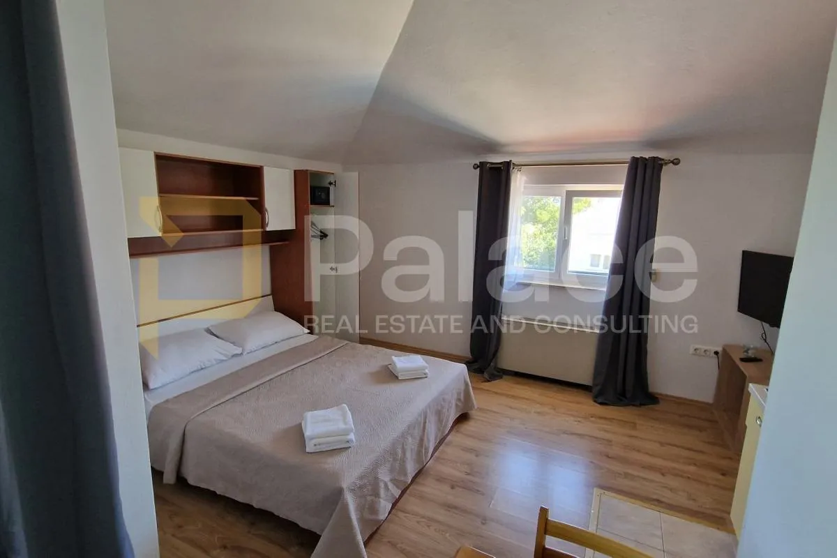 vila sa grijanim bazenom, konobom i apartmanima, zemunik donji - slika 13