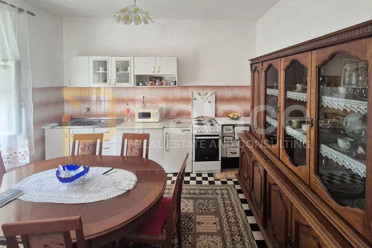 stambeno-poslovna nekretnina u centru knina - slika 8