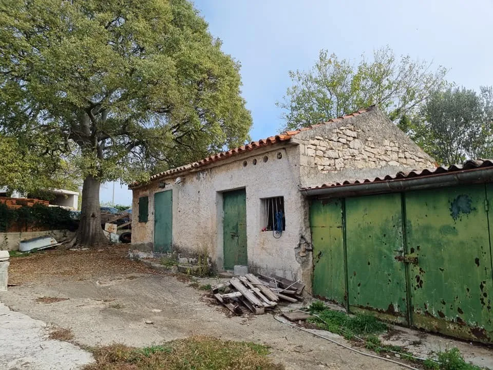 zemljište 933m2 sa starinom, priključak za struju i vodu, valtura - slika 7