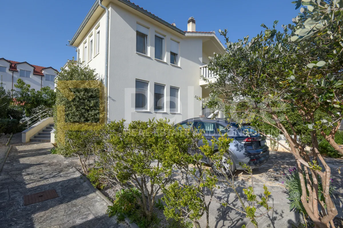 prekrasna kuća s 3 stana, pogledom i velikom okućnicom, vodice 370 m2 - slika 28