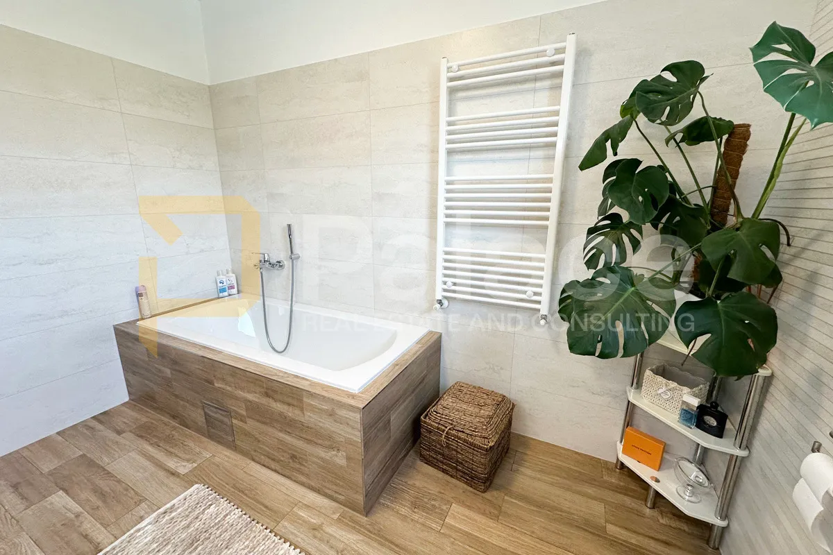 polovica zgrade - 2 stana + potencijal treće jedinice - pula - slika 11