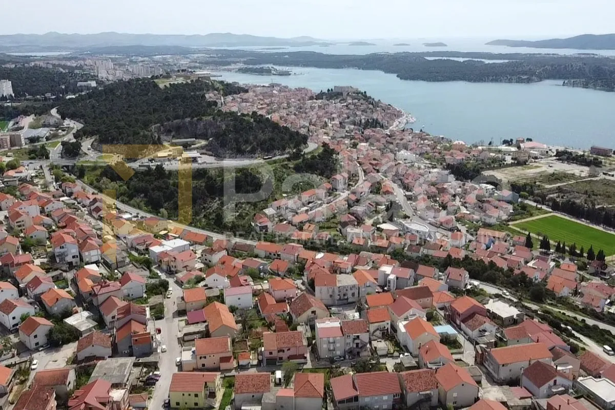 Na prodaju građevinsko zemljište pravilnog oblika, Šibenik