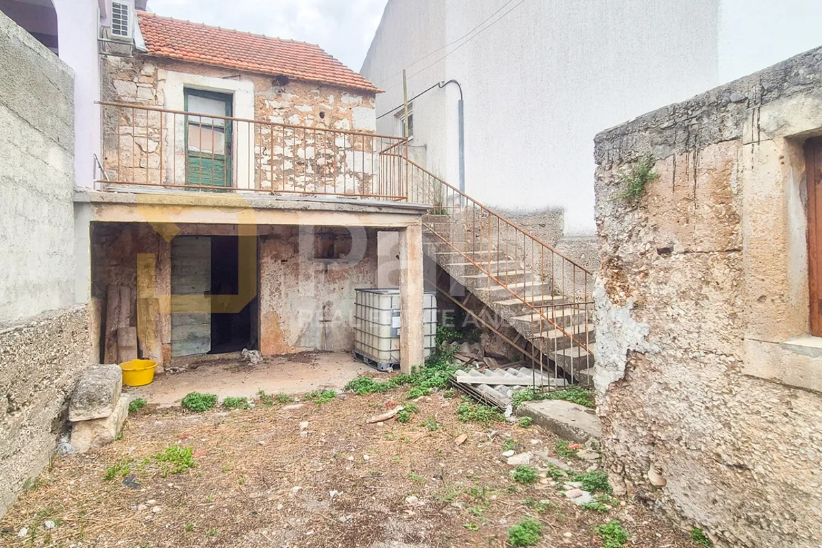povoljno: dvije kamene kuće s velikim dvorištem, bilice 90 m2 - slika 2