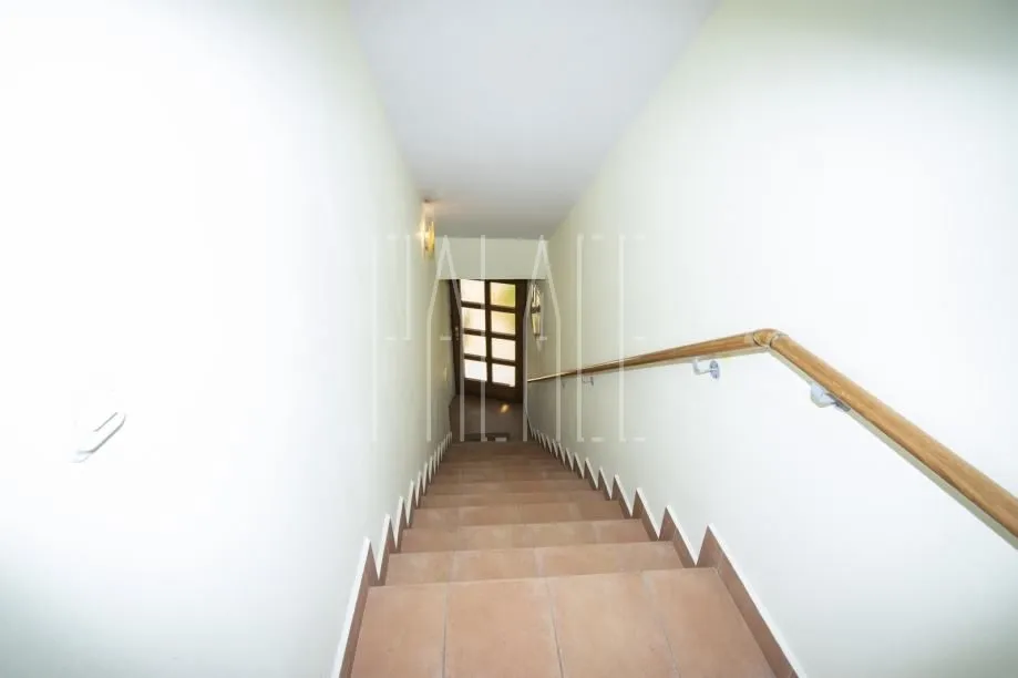 odlična kuća sa 2 stana i poslovnim prostorom u centru vodica, 254.00 m2 - slika 10