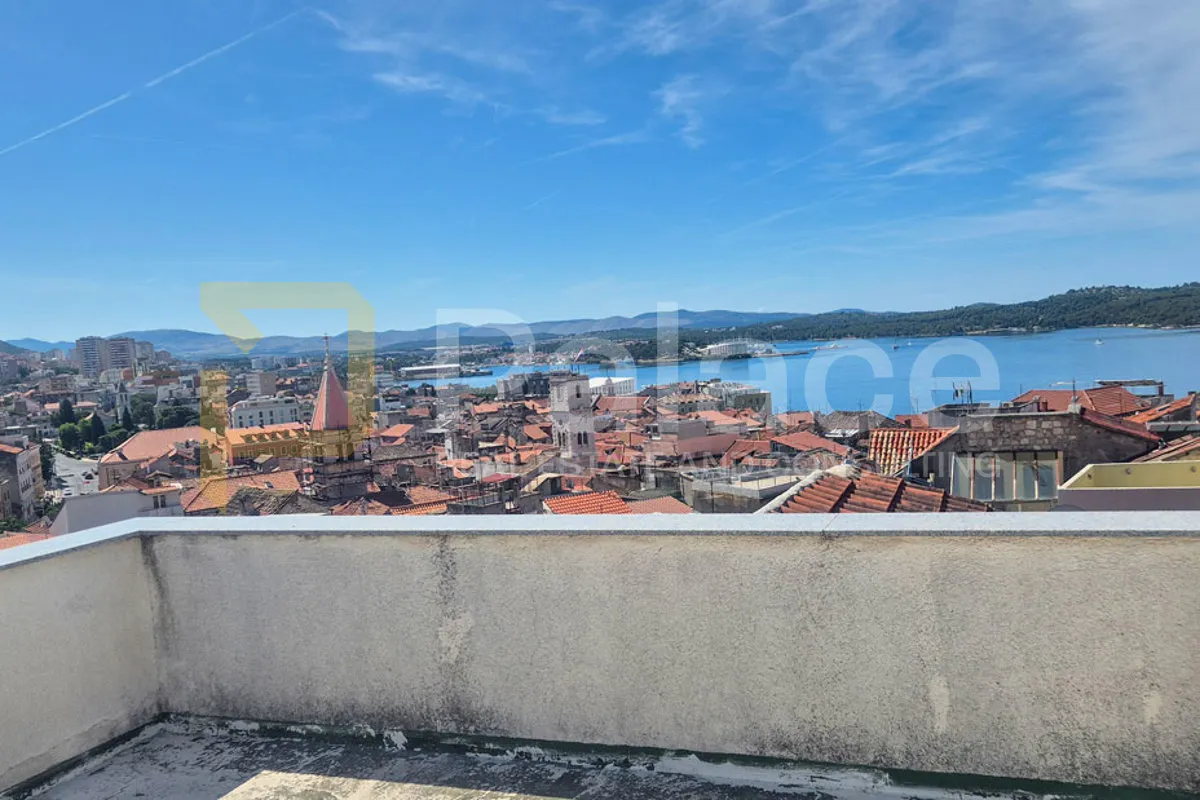 kamena kuća na više etaža s terasom s pogledom na more i grad, 80 m2 - slika 1