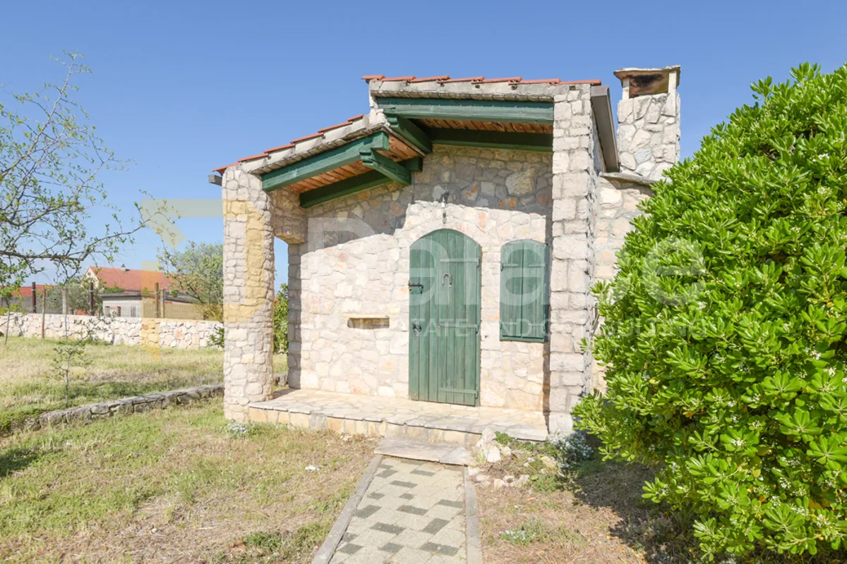 prekrasna useljiva kuća s bazenom i velikom okućnicom, površine 214 m2 - slika 18