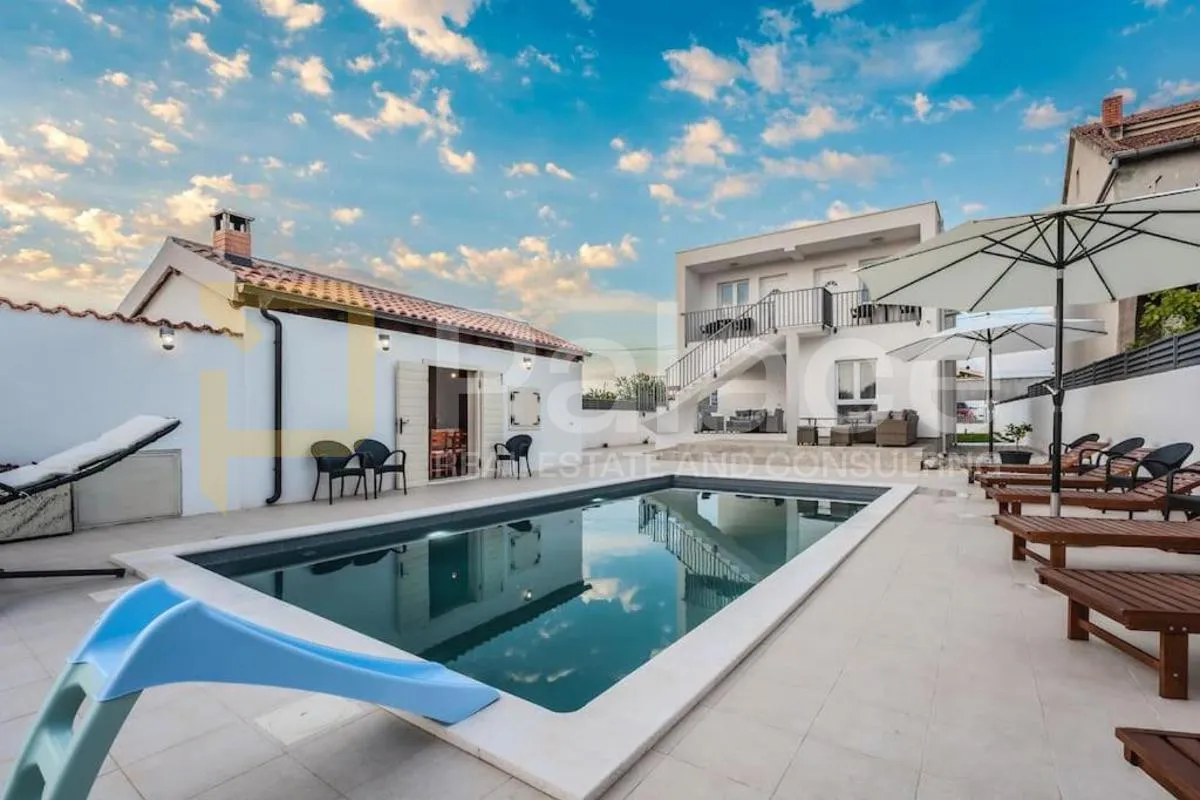 villa sa bazenom - centar sukošana - slika 2