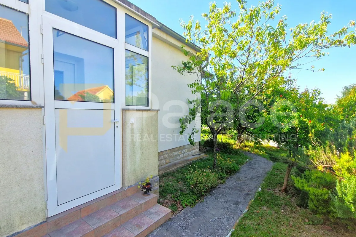 uređena prizemnica s velikim dvorištem, čista mala-vodice 120 m2 - slika 5