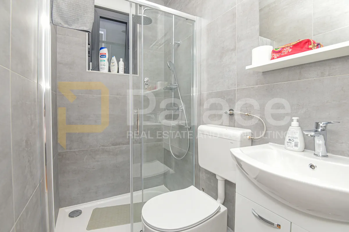 prekrasan dvosoban stan s pogledom na more i vrtom 73 m2, brodarica - slika 19
