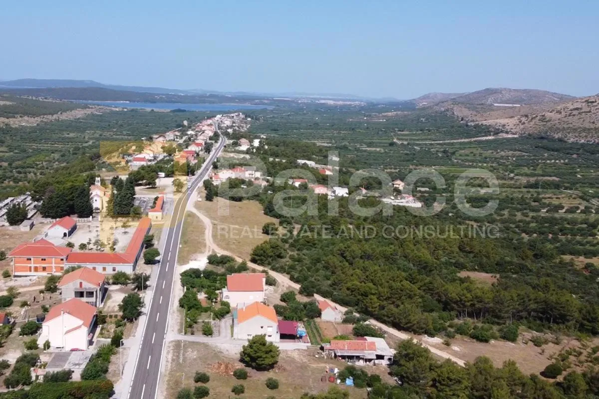 Atraktivno građevinsko zemljište uz cestu, Šibenik-Vrpolje, 1936 m2 - Vrpolje, Šibenik