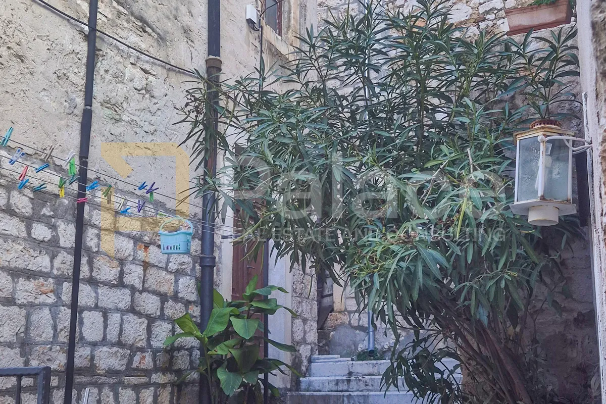 kamena kuća na 3 etaže u srcu staroga šibenika, kulturno dobro, 150 m2 - slika 16