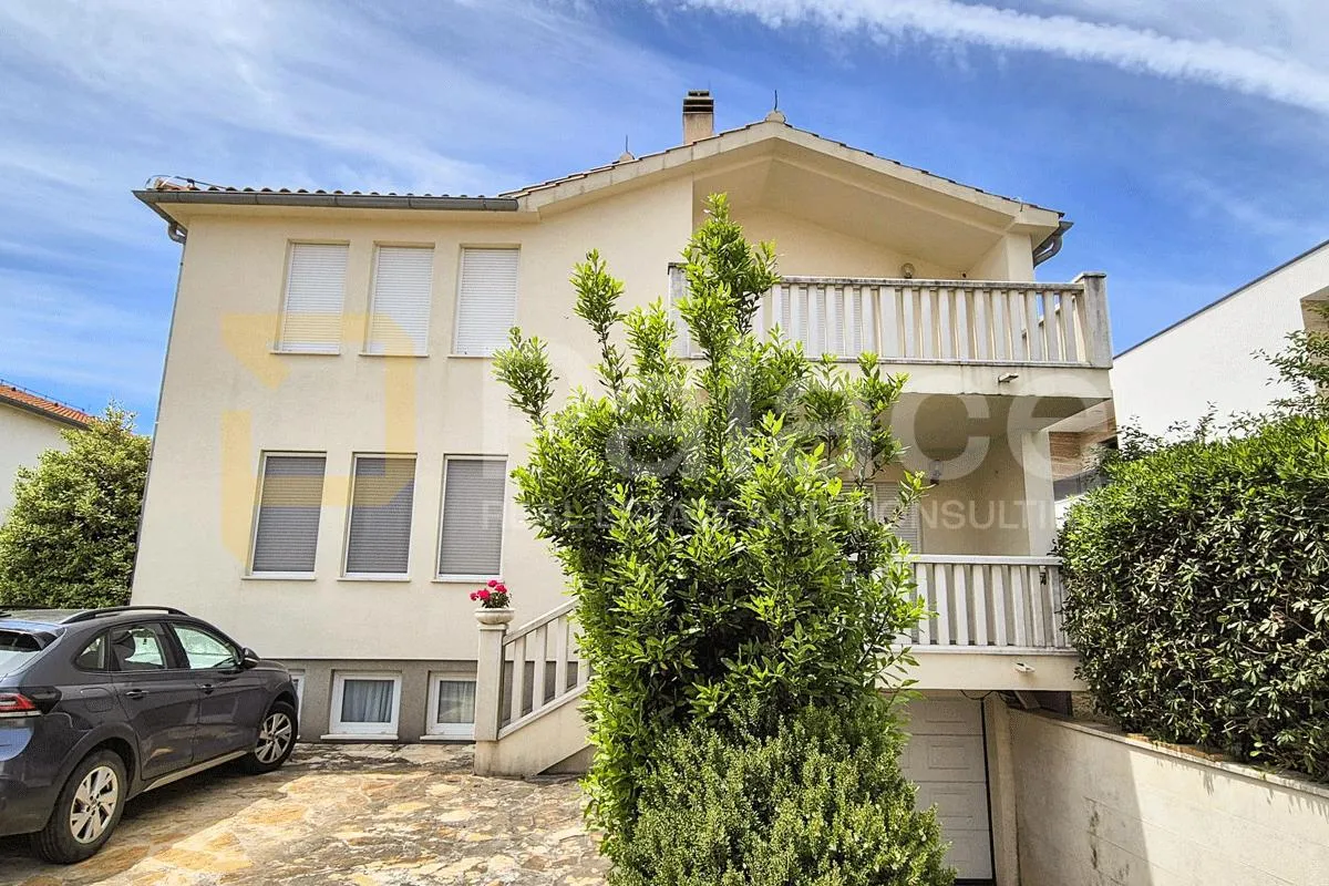 obiteljska kuća s apartmanima i mediteranskim vrtom – vodice - slika 2