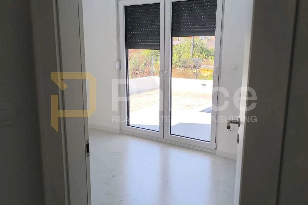 dvosoban stan s vlastitim bazenom - slika 25