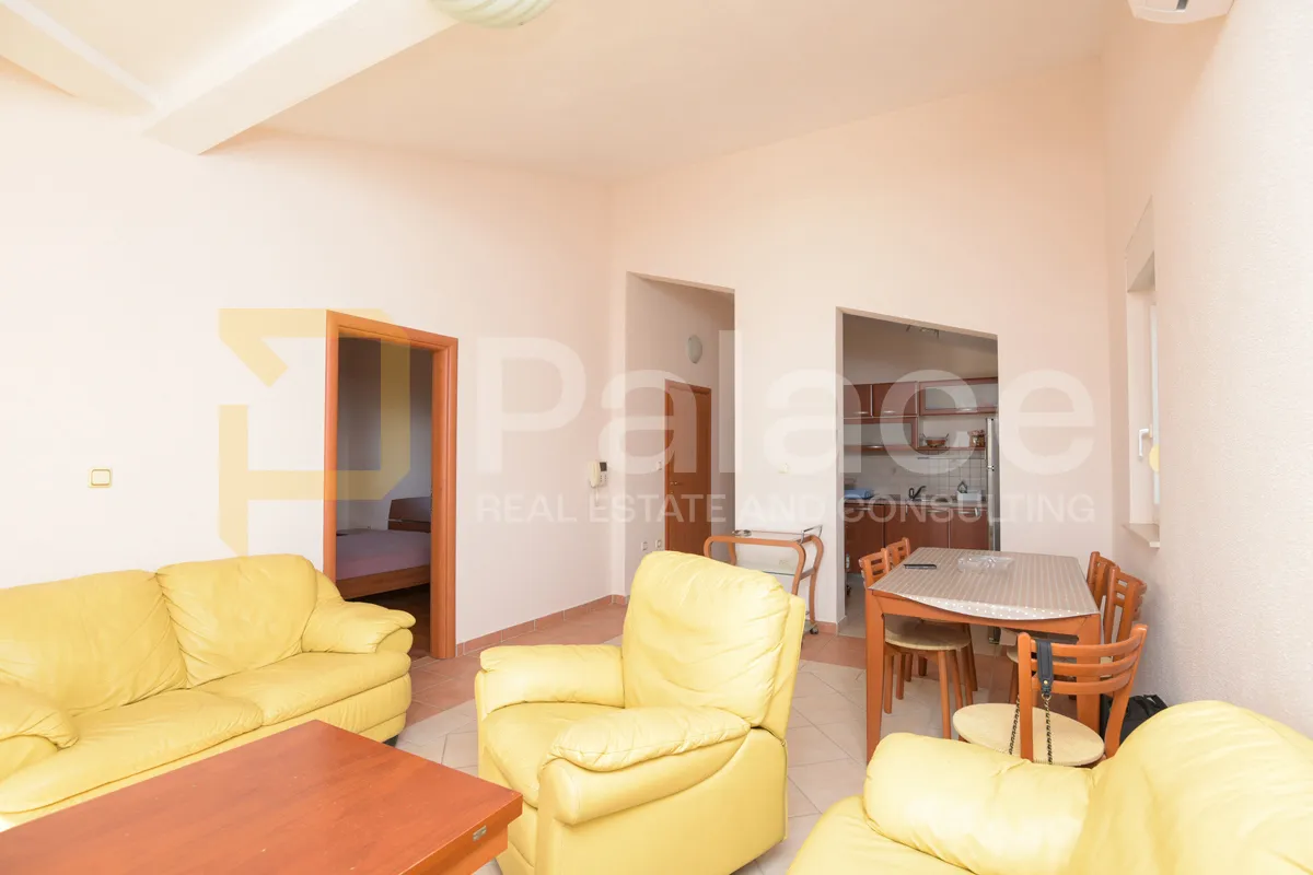 dvosoban stan za najam u zgradi s pogledom na more, rogoznica 74 m2 - slika 4