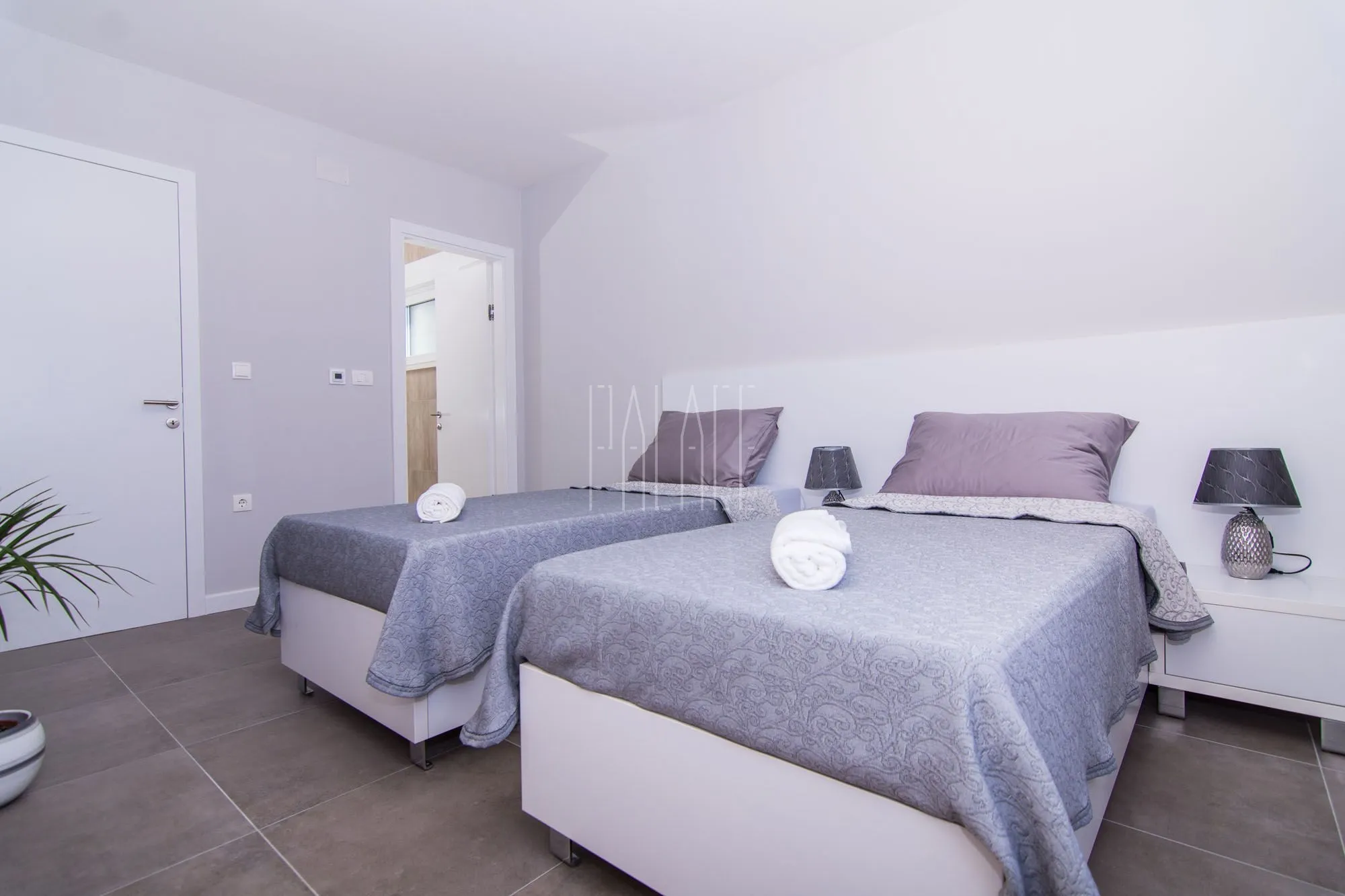 dvije luksuzne vile, kaštel kambelovac - slika 9
