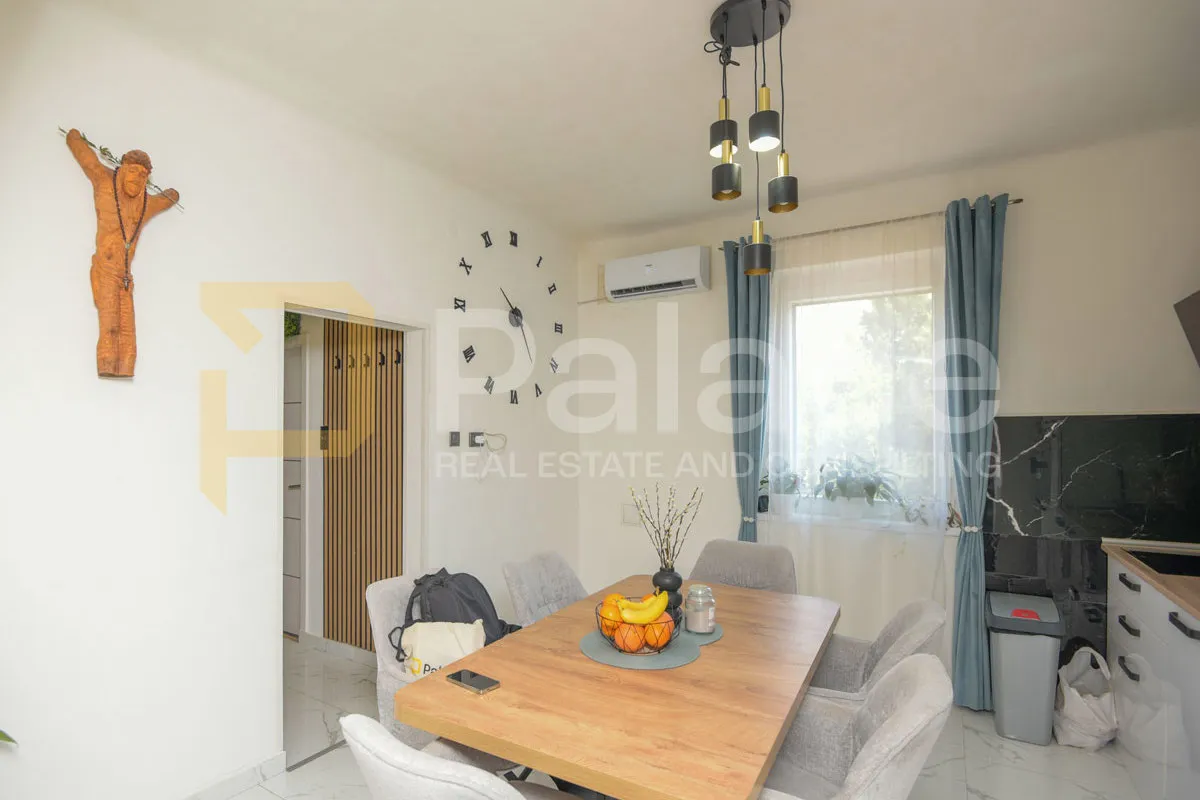 renoviran i skladno uređen stan u zgradi, mandalina 50 m2 - slika 4