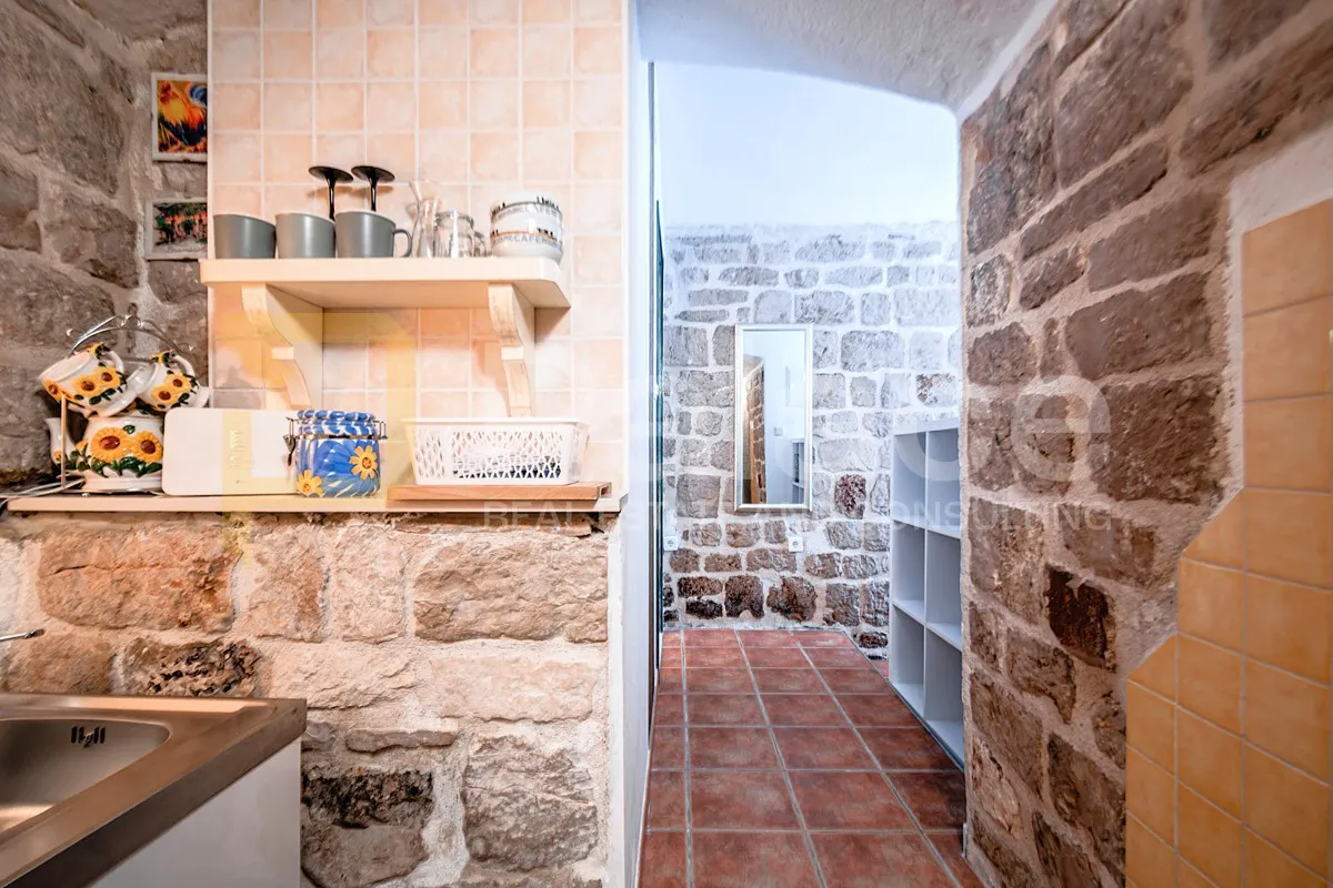 šibenik : dva studio apartmana u samom centru grada u kamenoj kući - slika 24