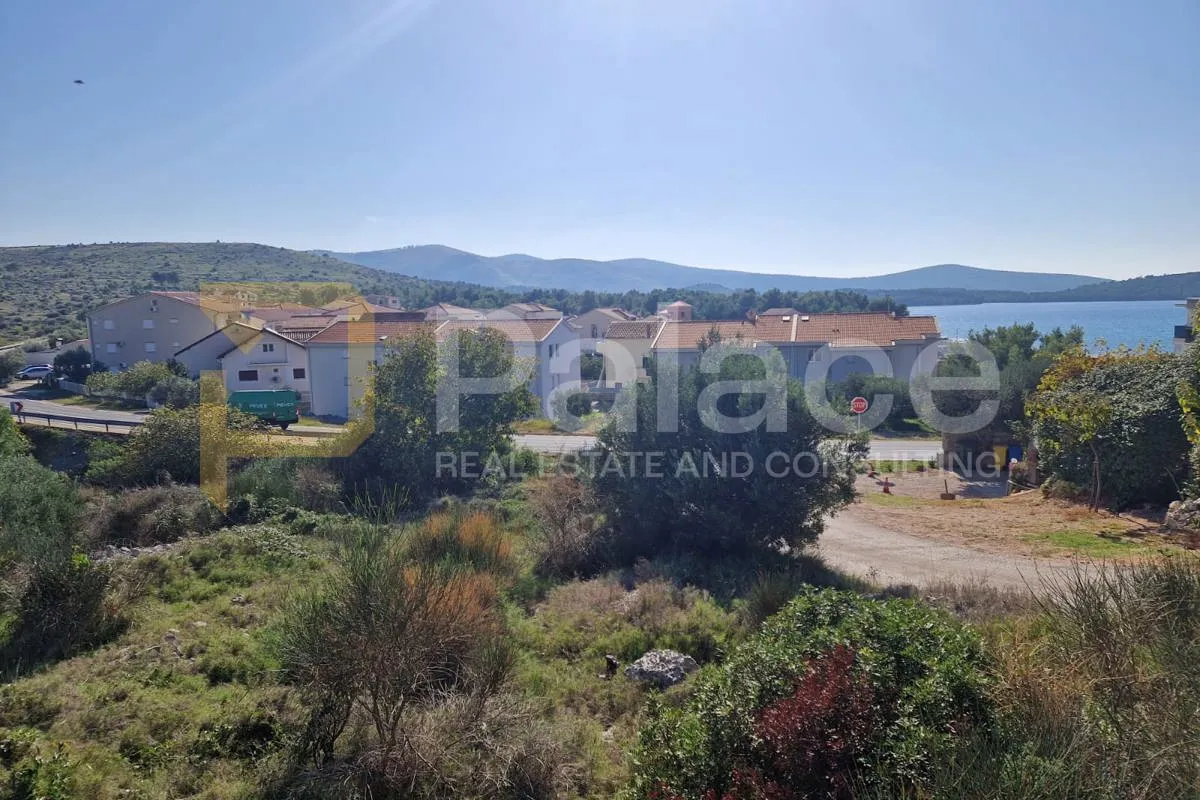 Žaborić, Jasenovo: Građevinsko zemljište 100m od mora površine 1398m2 - Žaborić, Šibenik