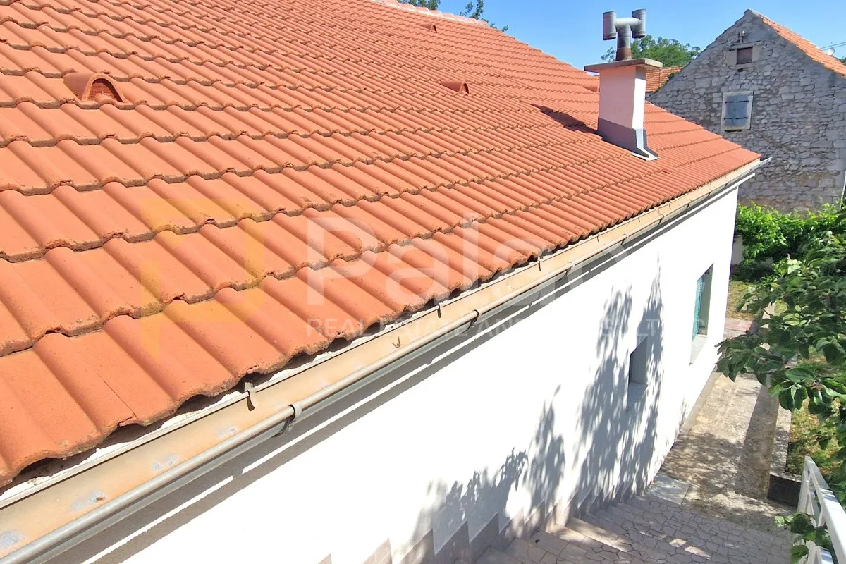 uređena prizemnica s velikim dvorištem, čista mala-vodice 120 m2 - slika 24