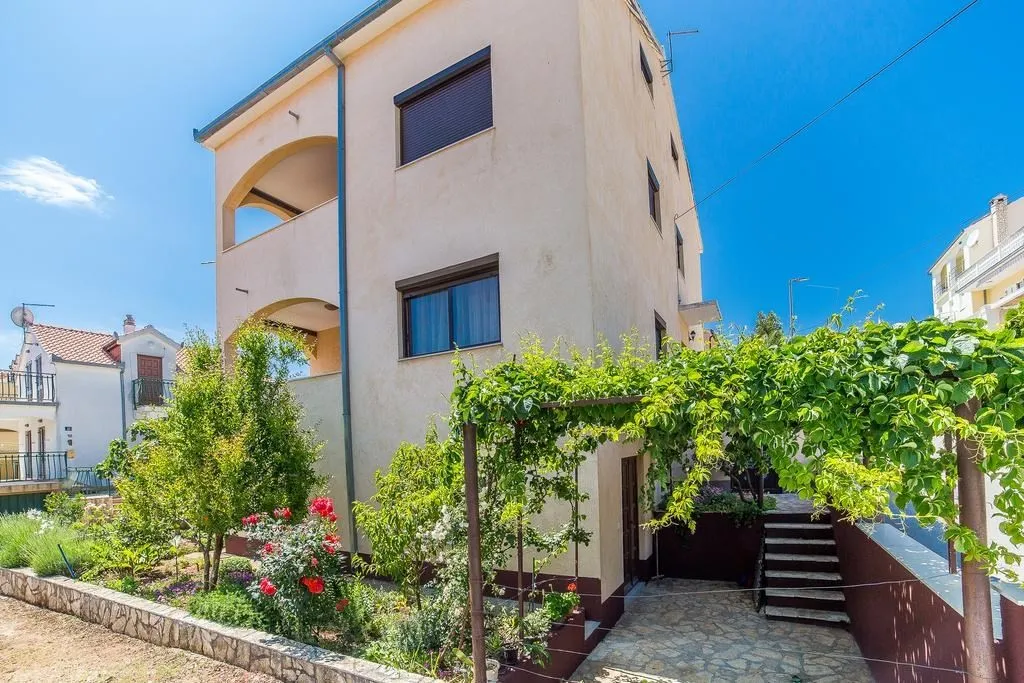 OKRUG GORNJI: Kuća s apartmanima na prodaju - Okrug Gornji, Okrug