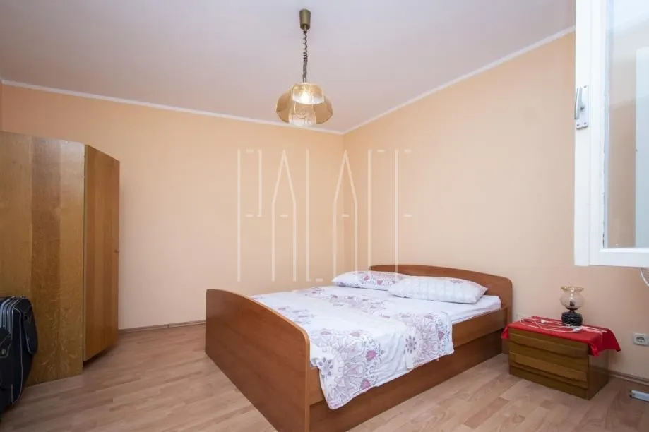 odlična kuća sa 2 stana i poslovnim prostorom u centru vodica, 254.00 m2 - slika 4