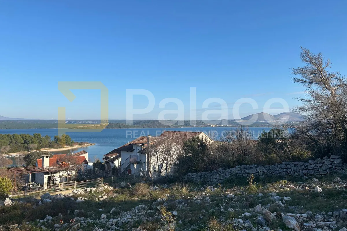 Atraktivno građevinsko zemljište u Raslini 931 m2 - Raslina, Šibenik
