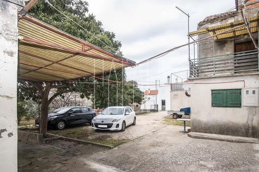 građevinski teren s priključcima i 3 legalna objekta, jezera, 528 m2 - slika 14