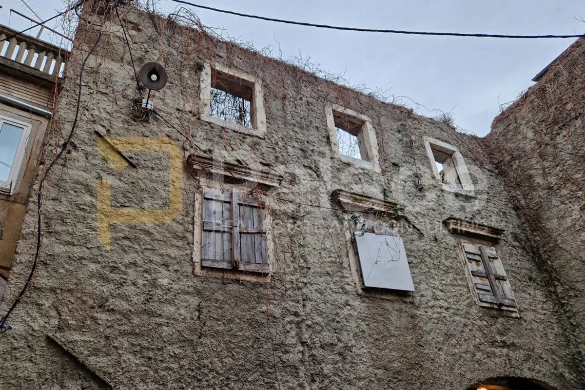 kamena zgrada 450 m² u centru senja, 100 m od mora - slika 9