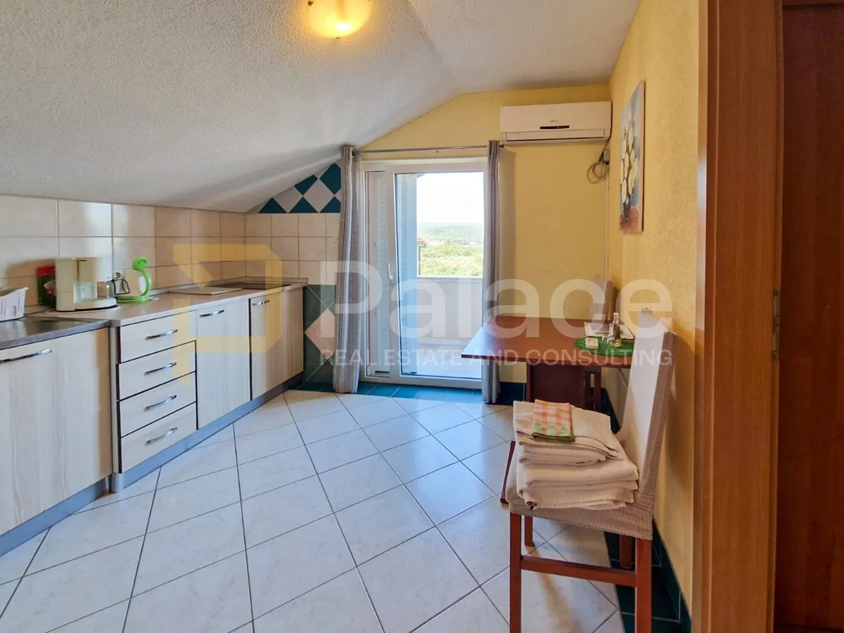 kuća sa 5 apartmana i prekrasnim vrtom - slika 10